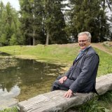 Marc-Antoine Micheloud devant le lac de Vernamiège, un lieu où il aime venir se ressourcer